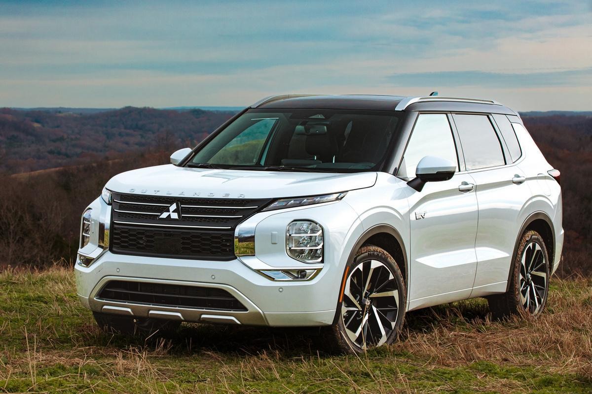 Mitsubishi Outlander or Outlander PHEV: Which one to choose?