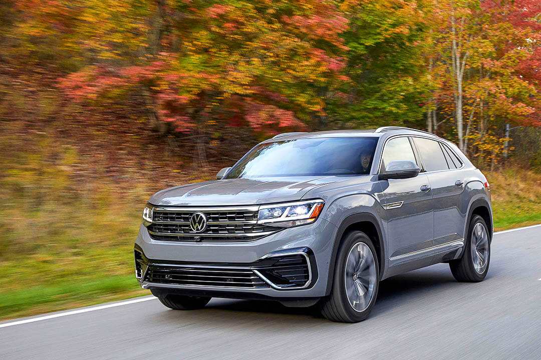 Vue 3/4 avant d'un VW Atlas Cross Sport 2022 roulant sur une route