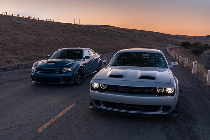 capitale-chrysler-performance-dodge-charger-vs-challenger