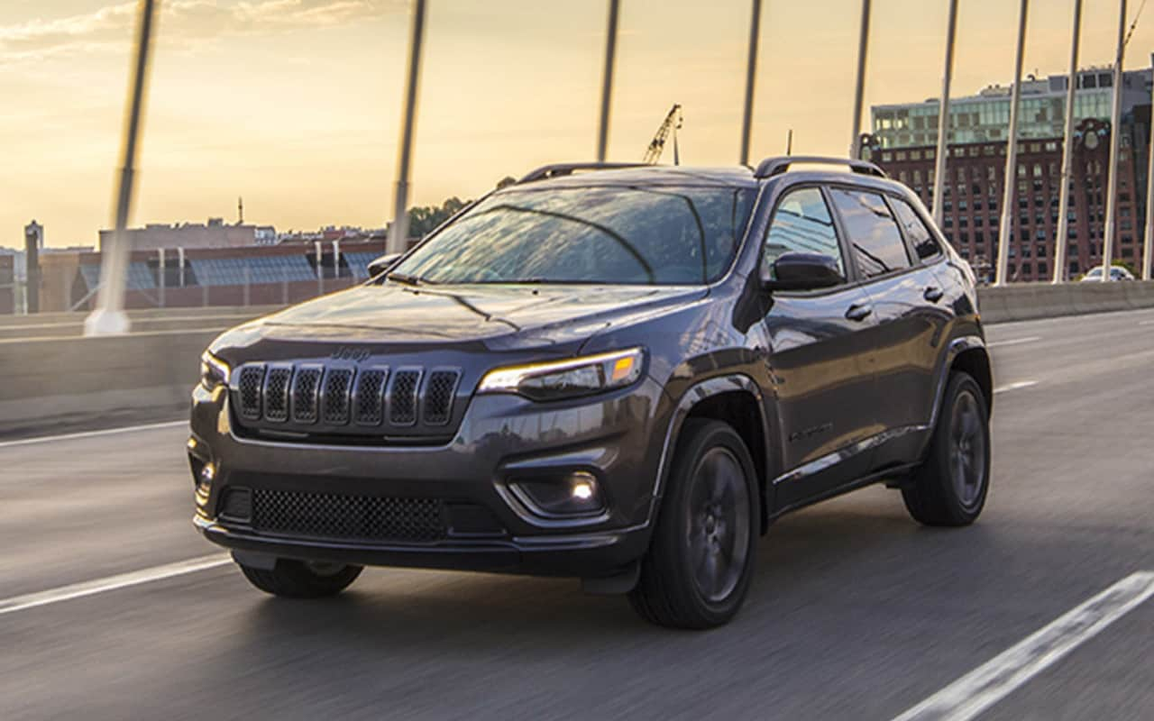 vue latérale avant d'un Jeep Cherokee 2023 sur un pont