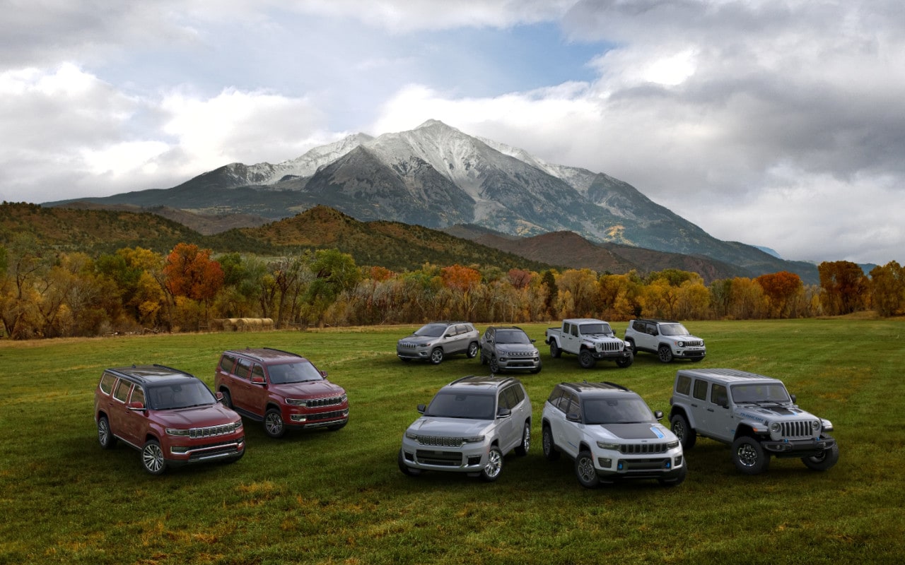 vue d'une gamme de véhicules Jeep 2023 dans un champ