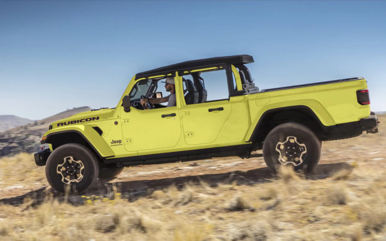 vue latérale d'un Jeep Gladiator 2023 dans un champ