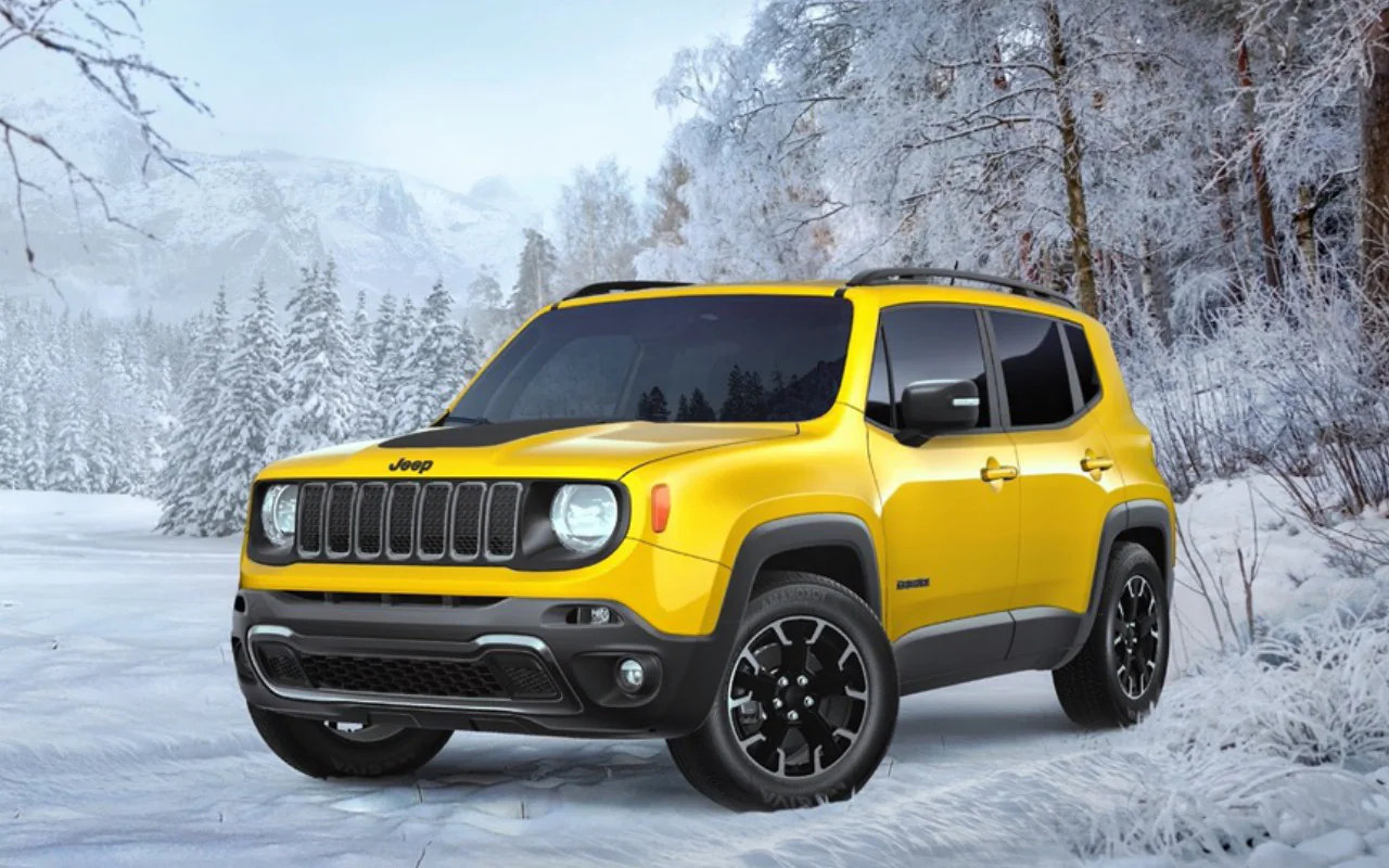 vue latérale avant d'un Jeep Renegade 2023 dans une forêt enneigée