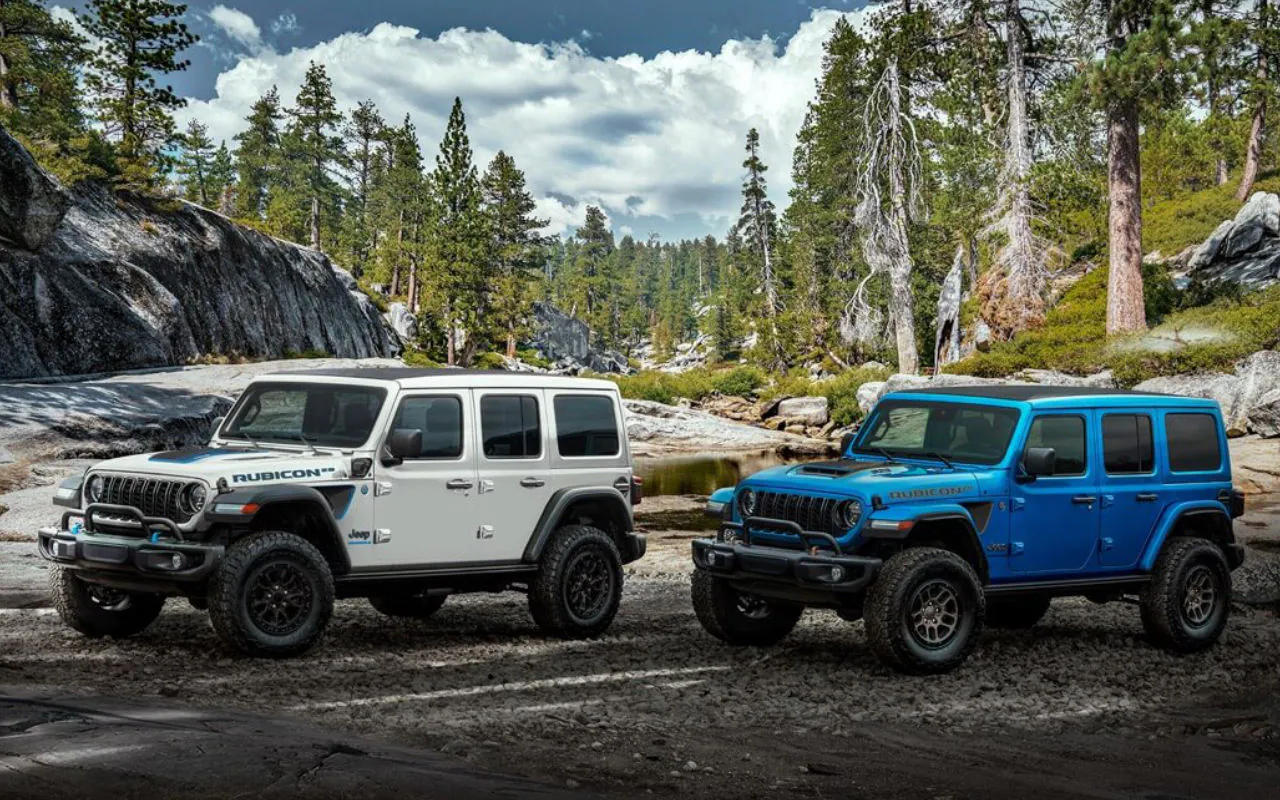 vue d'un duo de Jeep Wrangler 4xe 2023 en forêt