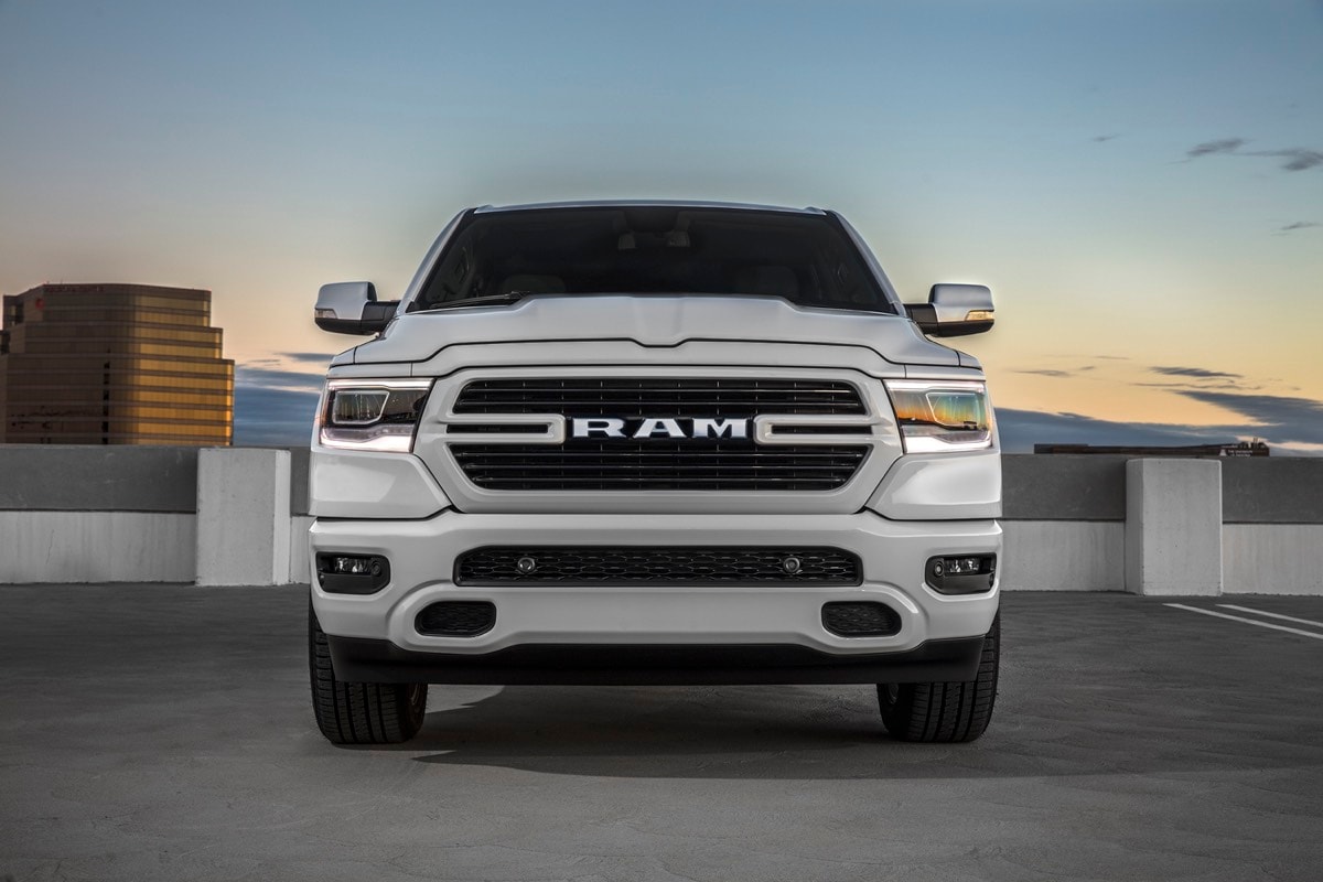 Vue avant d'un RAM 1500 Big Horn Sport 2022 blanc garé dans un stationnement extérieur