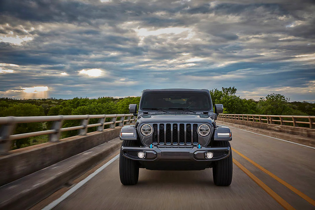 vue avant du Jeep Wrangler 4xe Unlimited Sahara High Altitude 2022