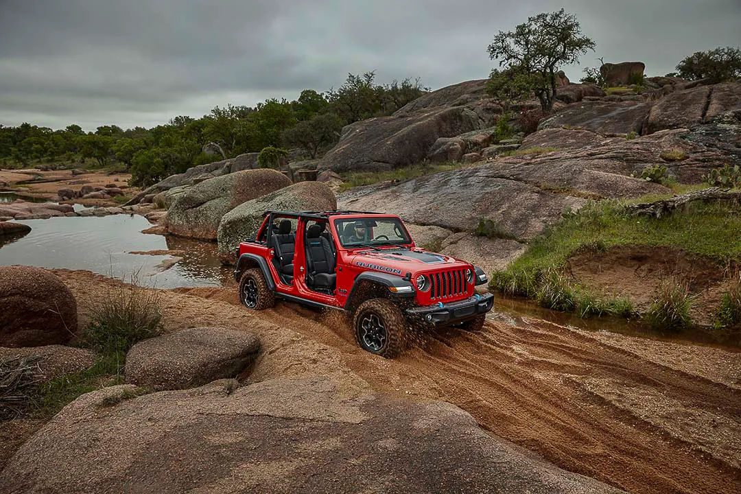 vue latérale avant du Jeep Wrangler 4xe Unlimited Rubicon 2022