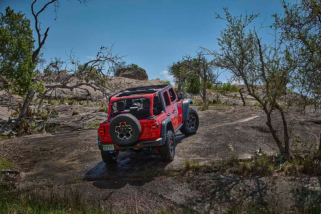 vue latérale arrière du Jeep Wrangler 4xe 2022