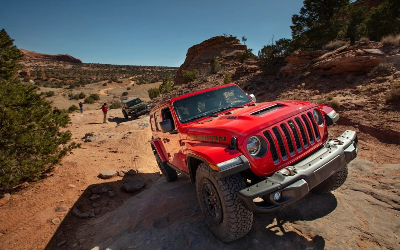 Vue 3/4 avant d'un Jeep Wrangler Rubicon 392 2022 incluant sa grille à 7 barres verticales