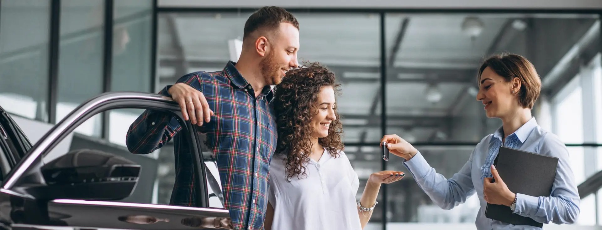 imgi_10_young-couple-choosing-car-car-show-room-scaled