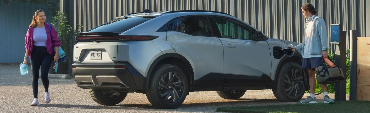 toyota-2026-c-hr-se-cement-rear-charging