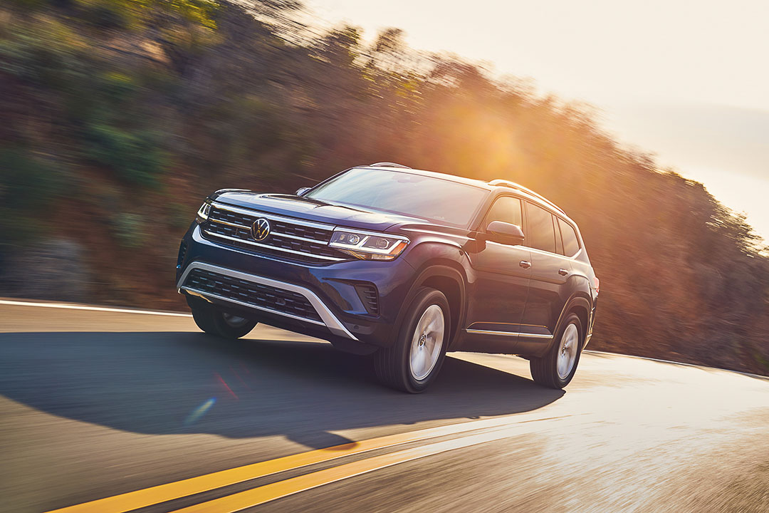 vue trois quart avant du VW atlas 2021 roulant sur une route