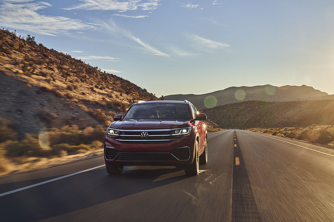 vue frontale du Volkswagen Atlas Cross Sport 2021 roulant sur une route