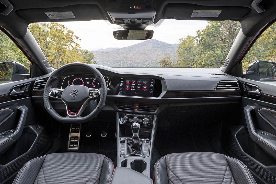 vue du volant, des sièges avant et de la planche de bord de la Volkswagen Jetta GLI 2022