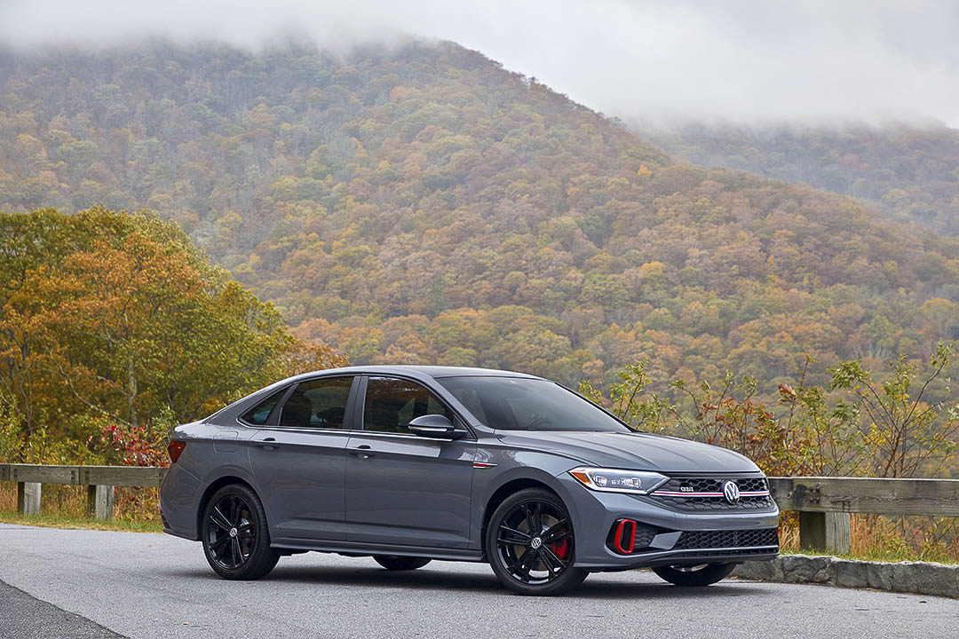 vue trois quart avant de la Volkswagen Jetta GLI 2022
