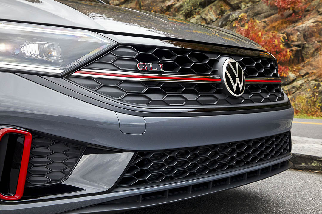 vue rapprochée de la calandre et de la bande rouge signé GLI de la Volkswagen Jetta GLI 2022