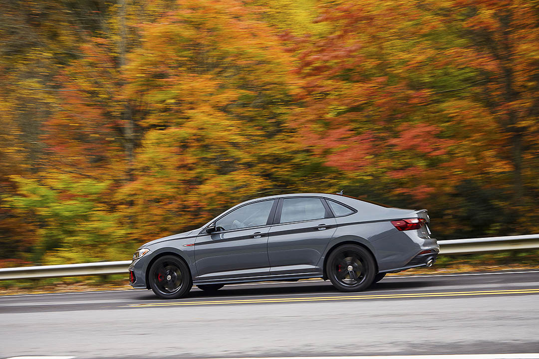 vue latérale de la Volkswagen Jetta GLI 2022 sur une route
