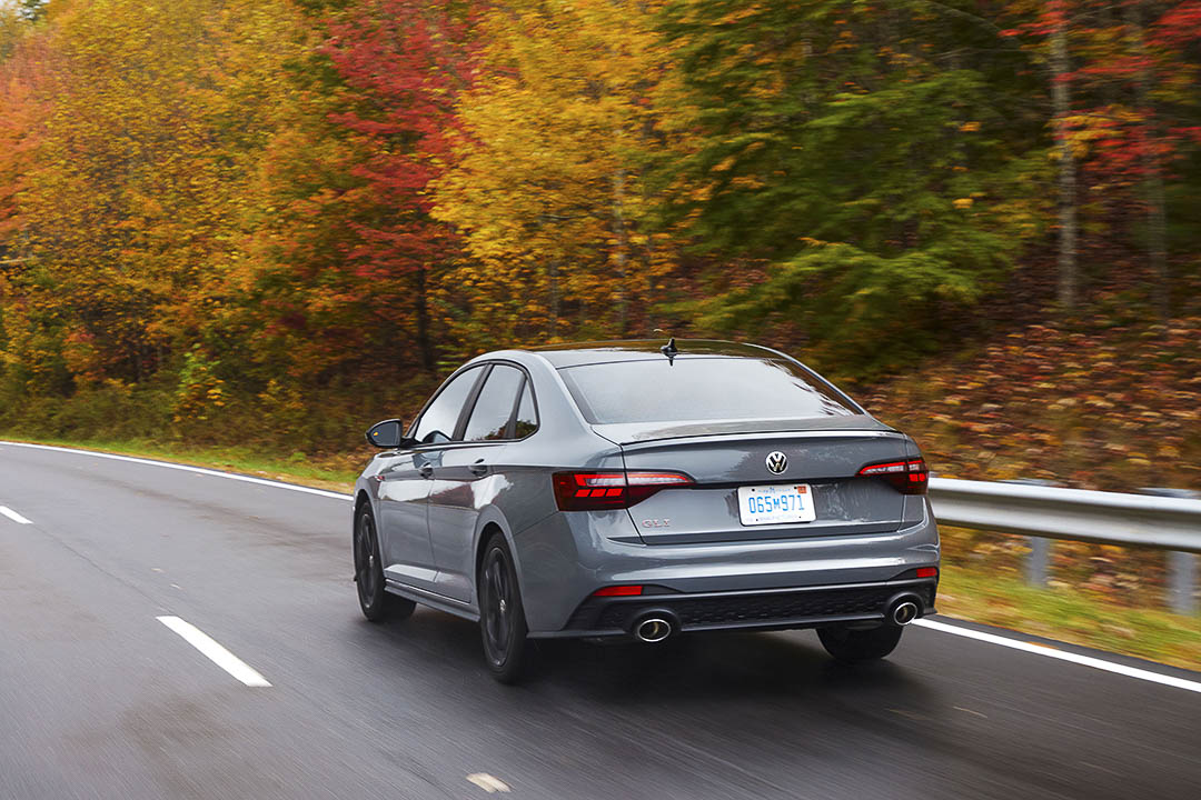 vue latérale arrière de la Volkswagen Jetta GLI 2022 sur une route