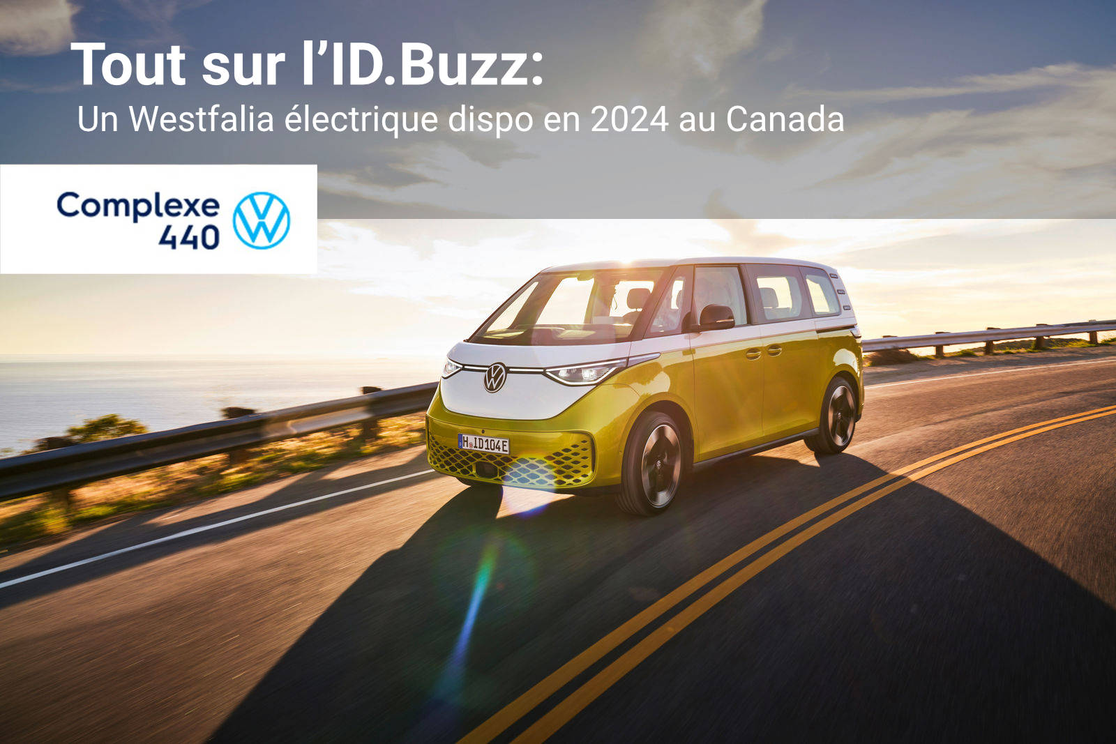 vue latérale avant d'un VW id.buzz sur la route au coucher de soleil