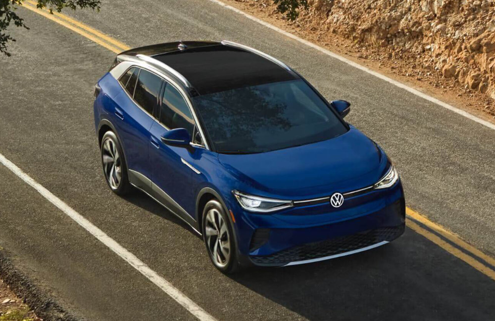 vue latérale avant surélevée d'un VW ID.4 2023 sur la route