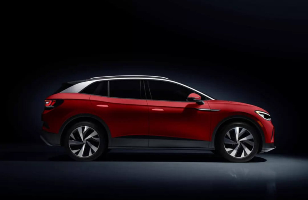 vue latérale d'une VW ID.4 2023 sur fond sombre