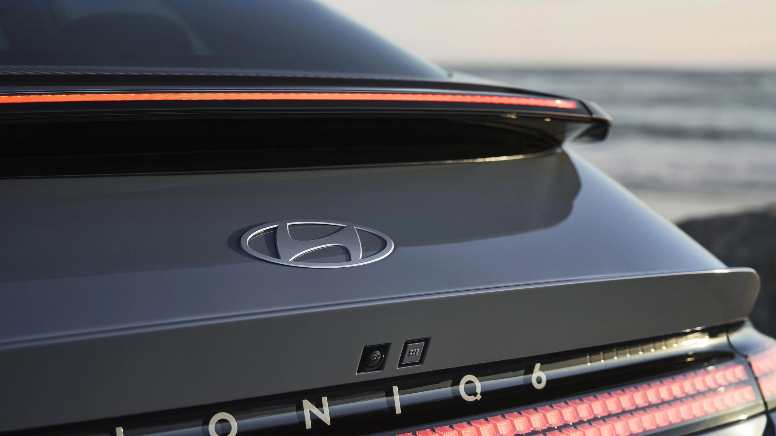 Parametric pixel centre high-mounted stop lamp (CHMSL)