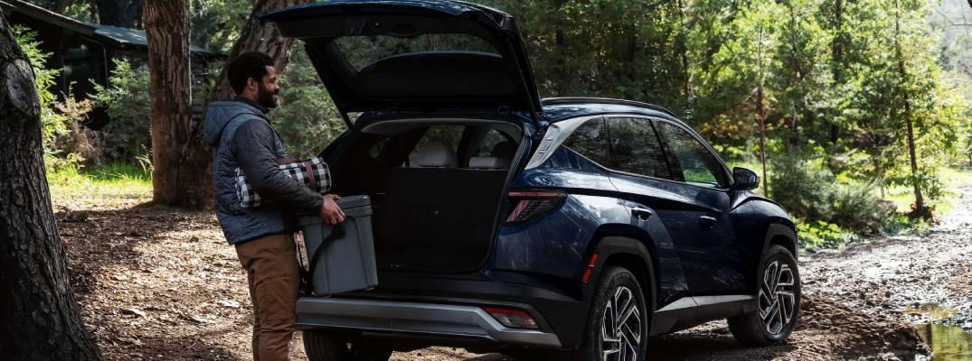 Unknown person using cargo area of 2026 Hyundai Tucson.