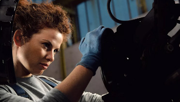employee_repairing_car_tire_in_car_shop