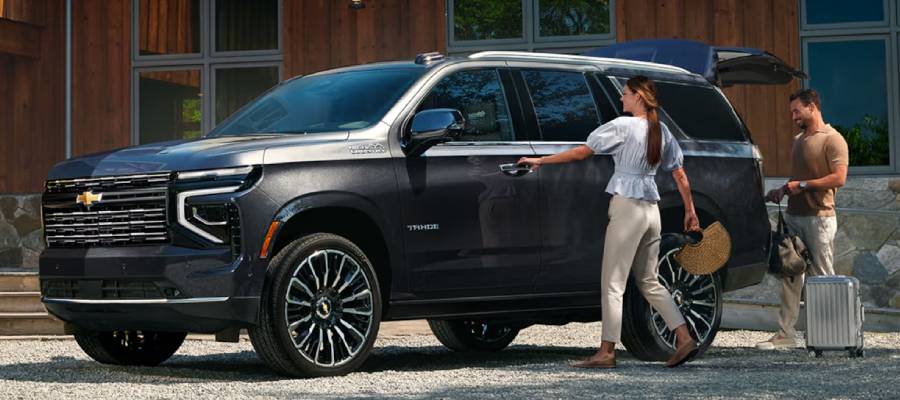 A couple pack up a black 2026 Chevrolet Tahoe outside of a wooden cabin. 2026 Chevrolet Tahoe interior configurations. Cargo space review. New 2026 Chevrolet Tahoe for sale at Gardner Chevrolet Buick GMC in Hope, BC