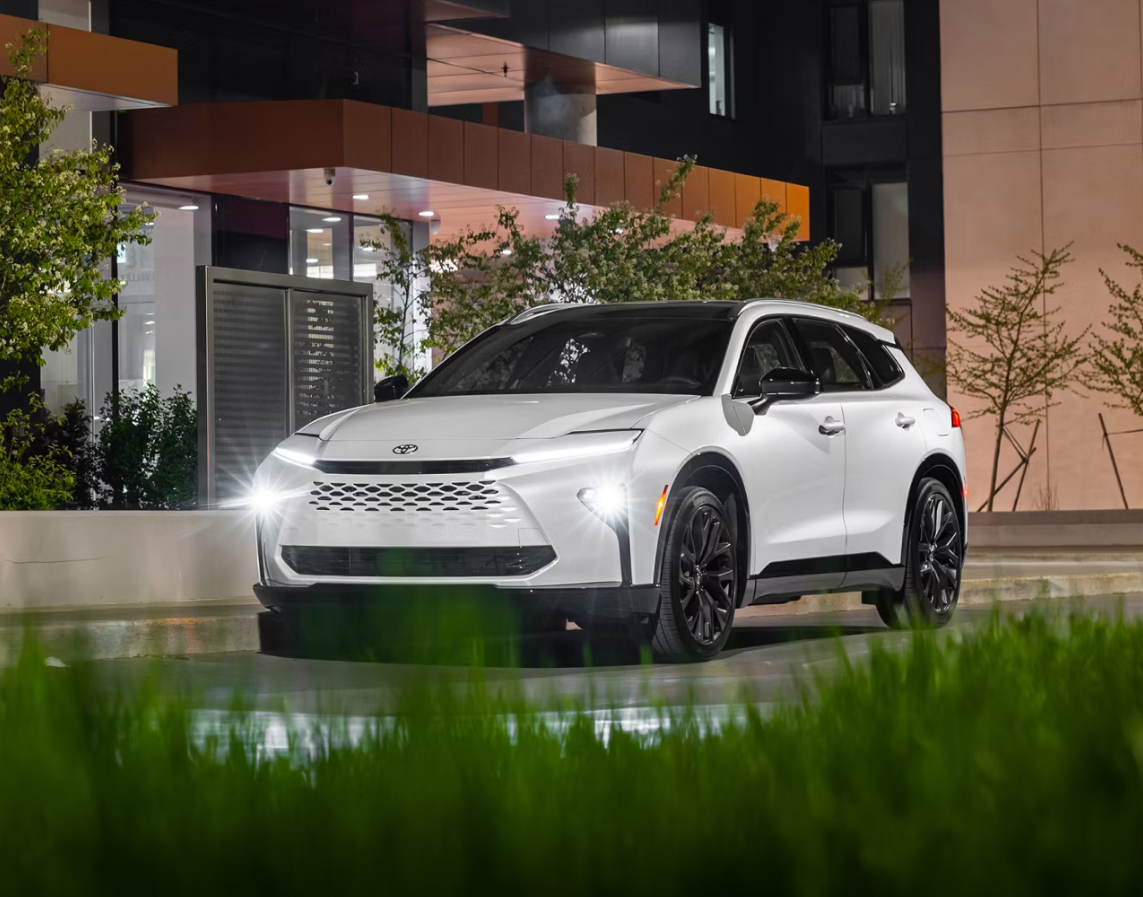 2026 Toyota Crown Signia Limited Oxygen White