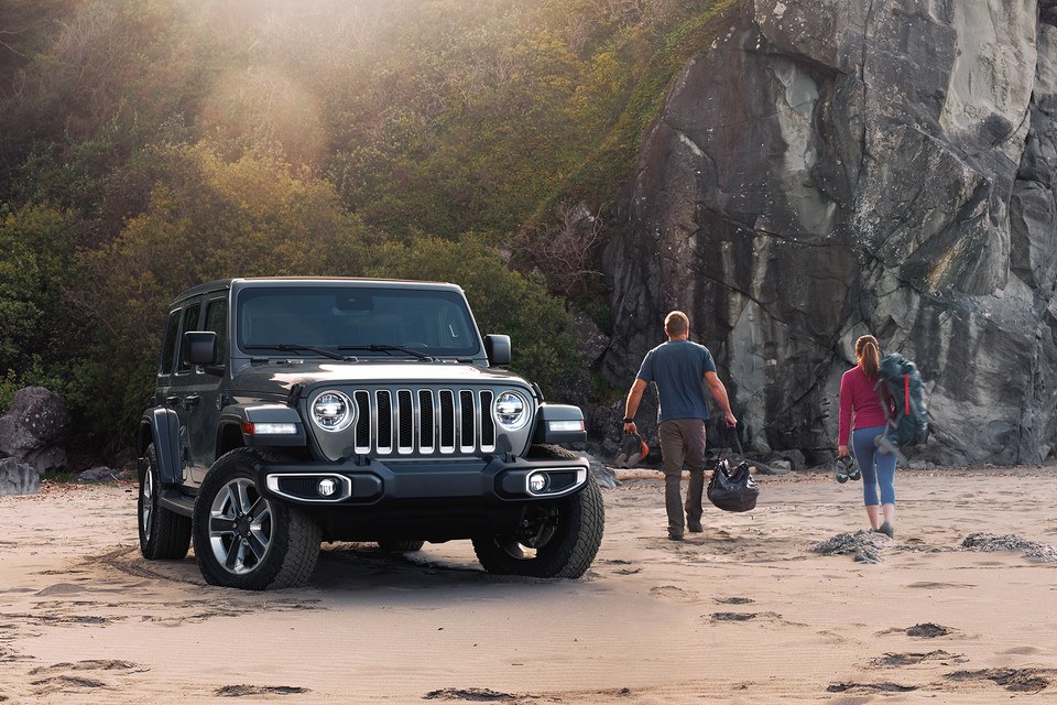 2020-jeep-wrangler-exterior-gallery-grey-parked-couple-hiking