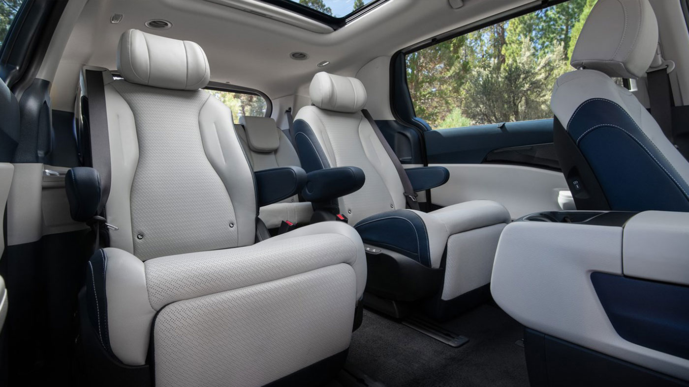 2026 Kia Carnival side and rear view Winnipeg