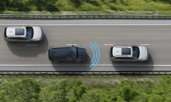 A top-down diagram of three SUVs travelling on a road. Three blue lines are drawn in front of the blue Jeep to represent its front sensors working with active driving assist.