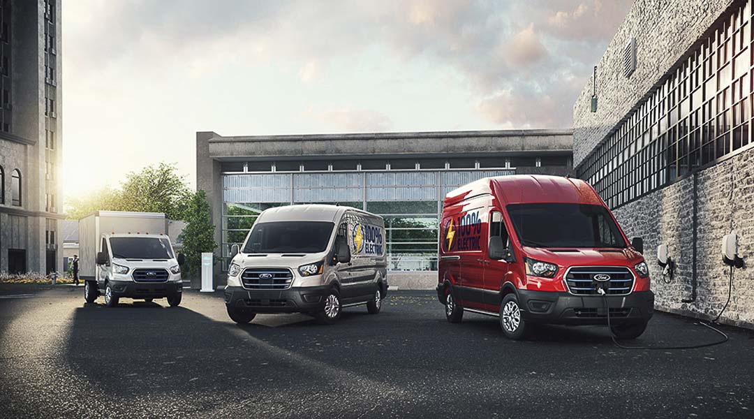 trois versions du nouveau Ford E-Transit 2022 avec l'un d'entre eux branché à une borne électrique