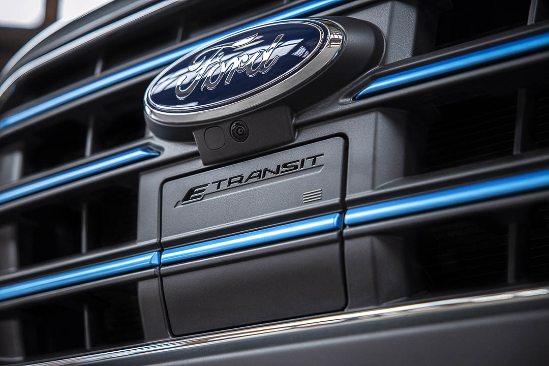 Vue rappchoché de la calandre et la prise de recharge du Ford E-Transit 2022
