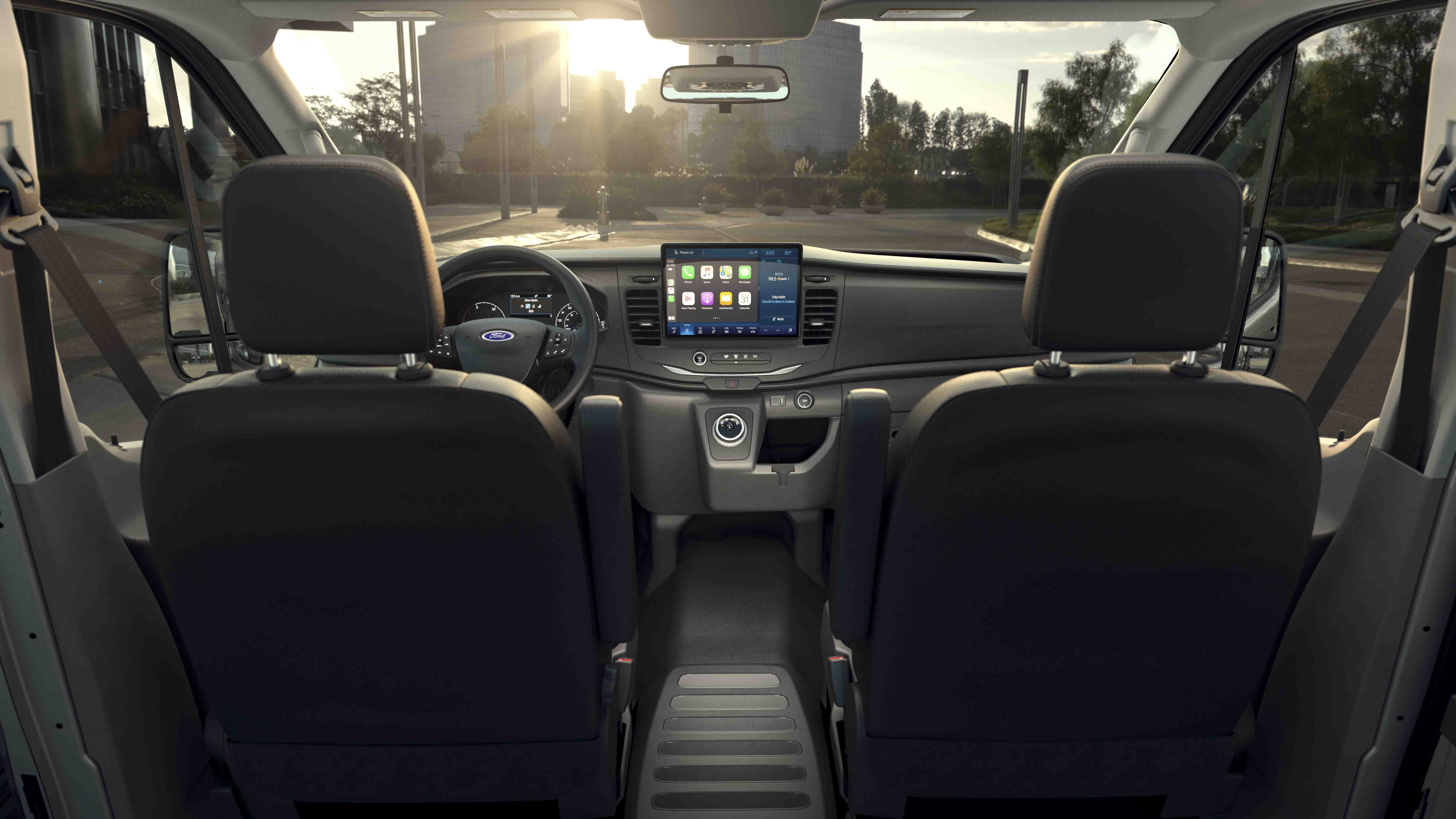 vue des sièges avant, du volant et de la console centrale à bord du Ford E-Transit 2022
