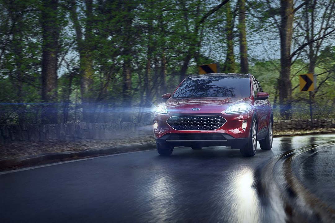 vue avant du Ford Escape 2021 roulant sur une route mouillée