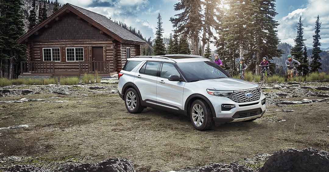 vue trois quart avant du Ford Explorer 2021 arrêté devant un châlet