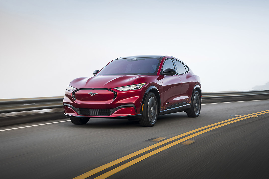 vue trois quart avant du Ford Mustang Mach-E roulant sur une route