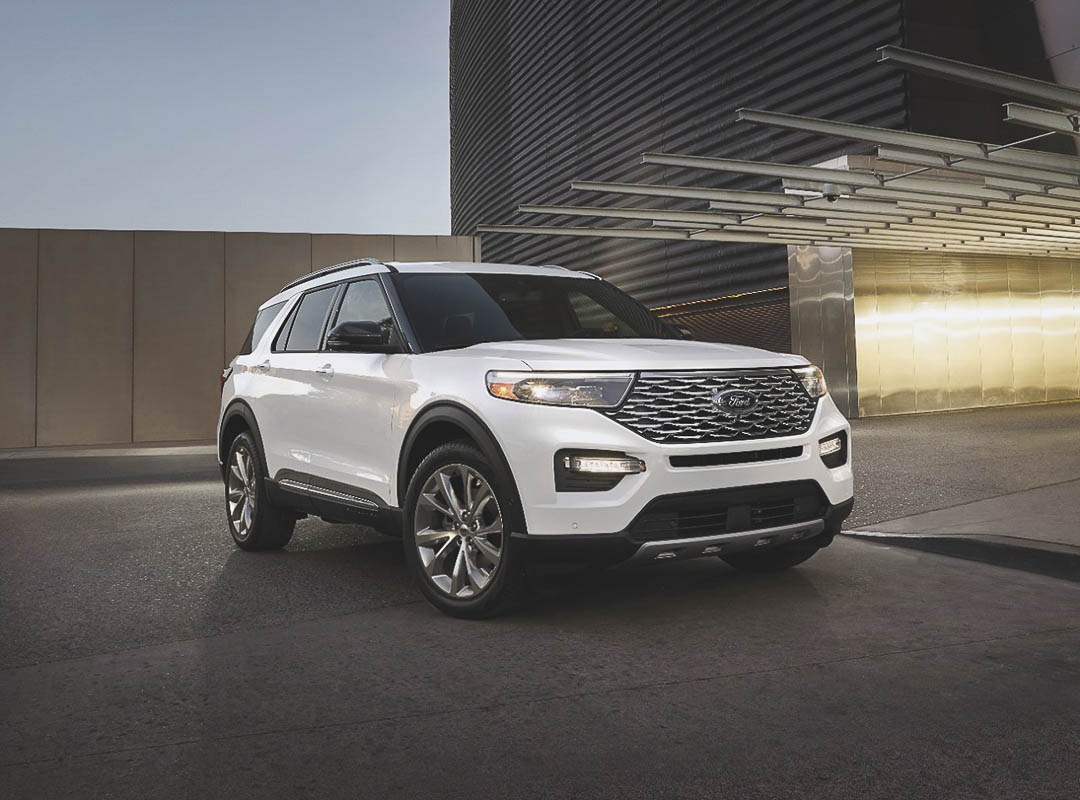 vue trois quart avant du Ford Explorer Platinum Hybride 2021