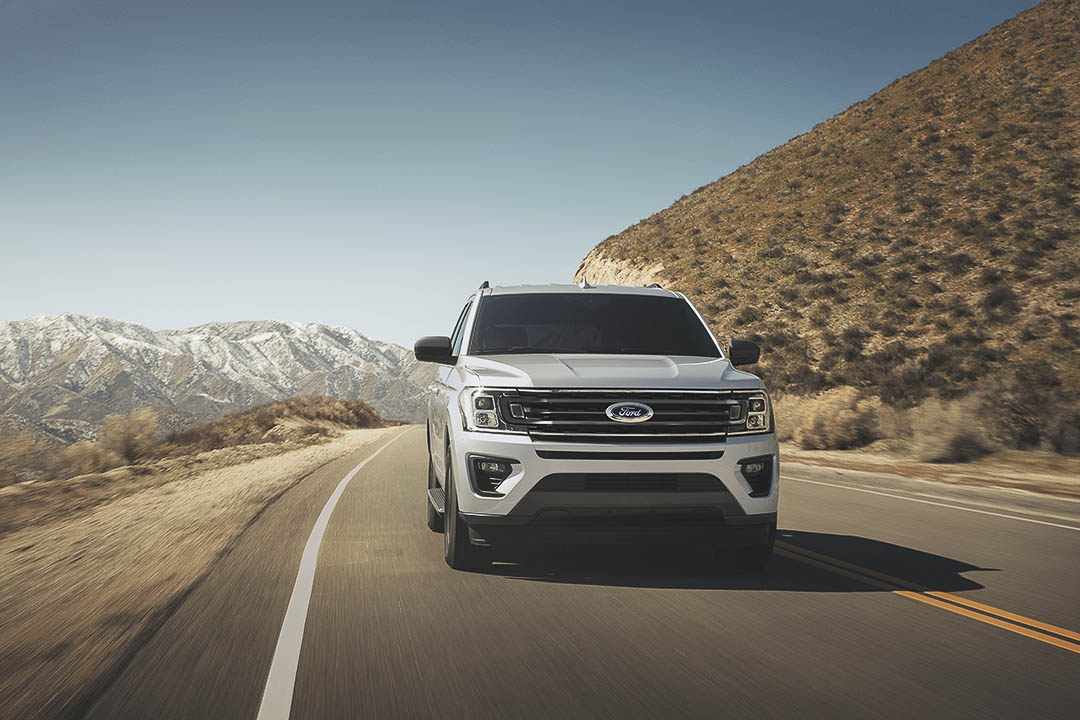 vue avant du Ford Expedition 2021 roulant sur une route