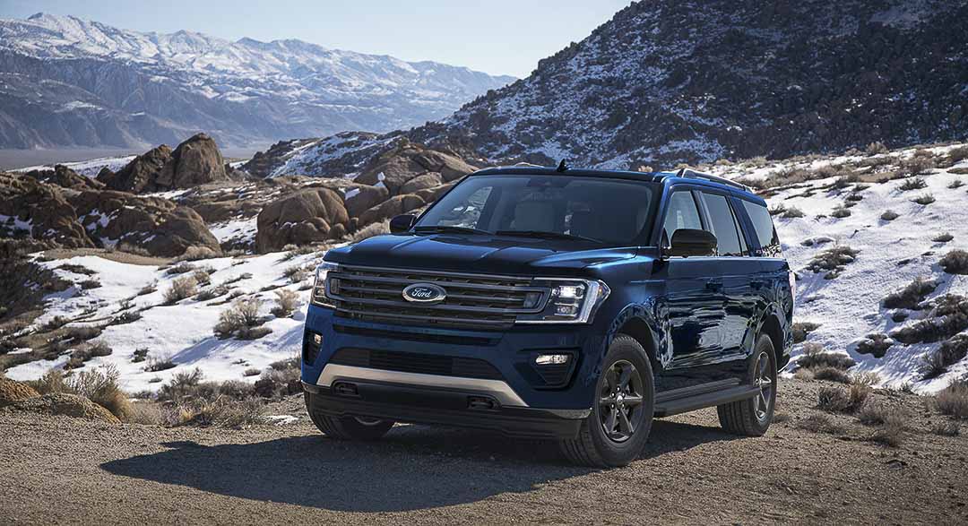 vue trois quart avant du Ford Expedition 2021 stationné proche d'une montagne