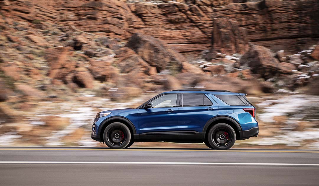 vue latérale du Ford Explorer 2019 roulant sur une route