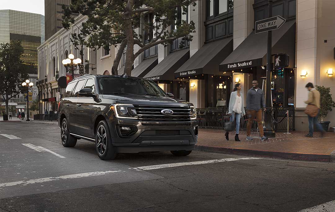 vue trois quart avant du Ford Expedition 2019 à un coin de rue