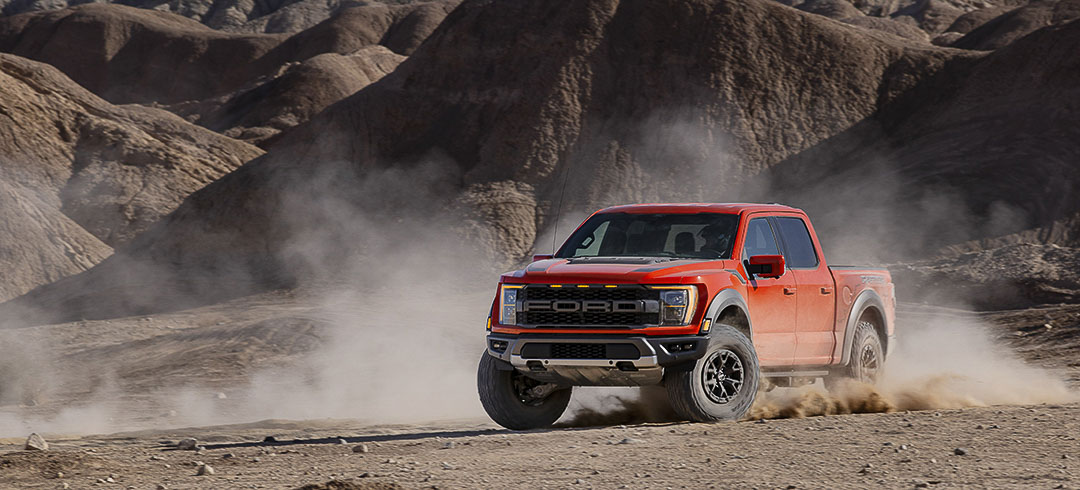 vue trois quart avant du Ford F-150 2021 dans un dérapage contrôlé