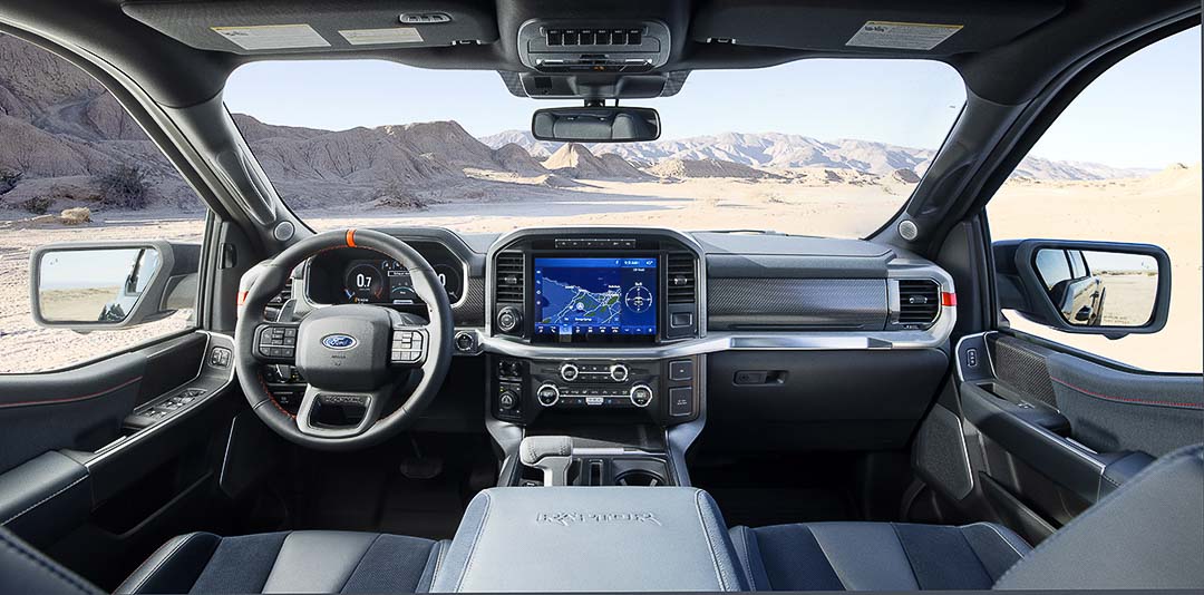 vue de l'habitacle à bord du Ford F-150 Rapto 2021 avec la console centrale et le volant