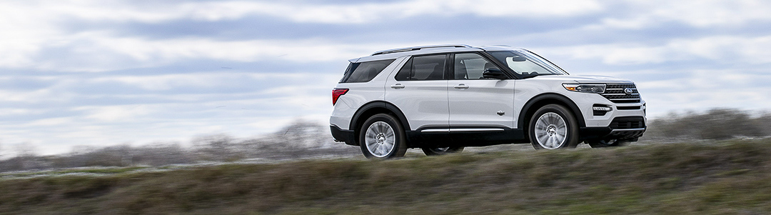 vue latérale du Ford Explorer 2021 roulant sur une route