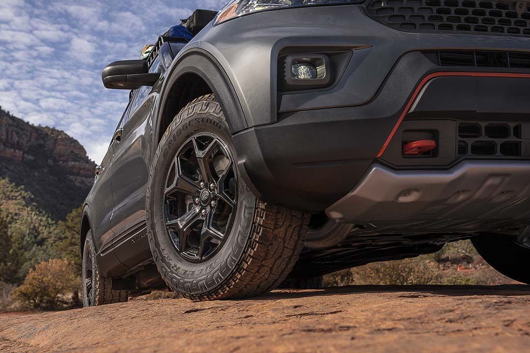 vue rapprochée avant du phare et de la roue du Ford Explorer Timberline 2021