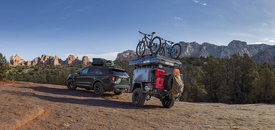 vue trois quart arrière du Ford Explorer Timberline 2021 tirant une remorque