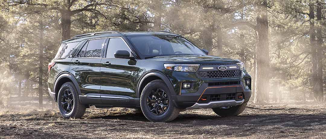 vue trois quart avant du Ford Explorer Timberline 2021 en forêt